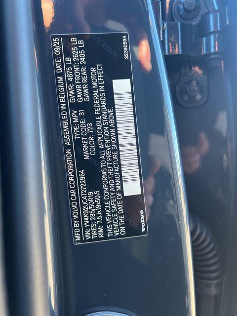 2026 Volvo XC40 Plus, B4 FWD Gas (mild hybrid), Dark