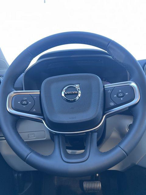 2026 Volvo XC40 Plus, B4 FWD Gas (mild hybrid), Dark