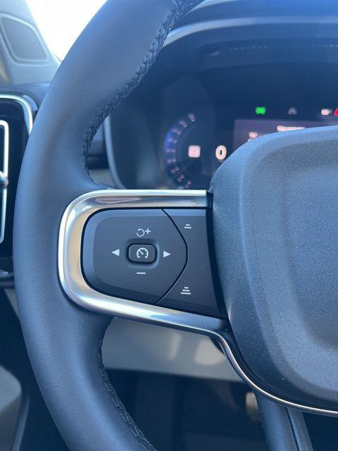 2026 Volvo XC40 Plus, B4 FWD Gas (mild hybrid), Dark