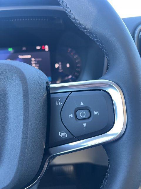 2026 Volvo XC40 Plus, B4 FWD Gas (mild hybrid), Dark