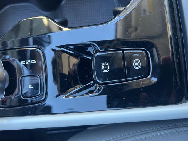 2026 Volvo XC40 Plus, B4 FWD Gas (mild hybrid), Dark