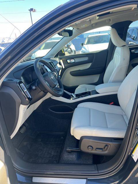 2026 Volvo XC40 Plus, B4 FWD Gas (mild hybrid), Dark