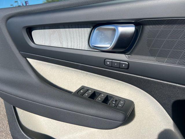 2026 Volvo XC40 Plus, B4 FWD Gas (mild hybrid), Dark