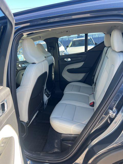 2026 Volvo XC40 Plus, B4 FWD Gas (mild hybrid), Dark