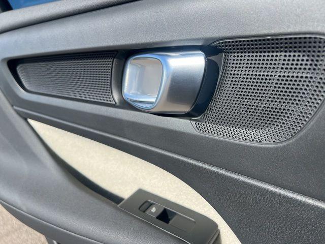 2026 Volvo XC40 Plus, B4 FWD Gas (mild hybrid), Dark