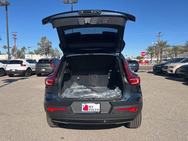 2026 Volvo XC40 Plus, B4 FWD Gas (mild hybrid), Dark