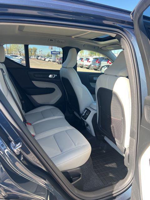 2026 Volvo XC40 Plus, B4 FWD Gas (mild hybrid), Dark