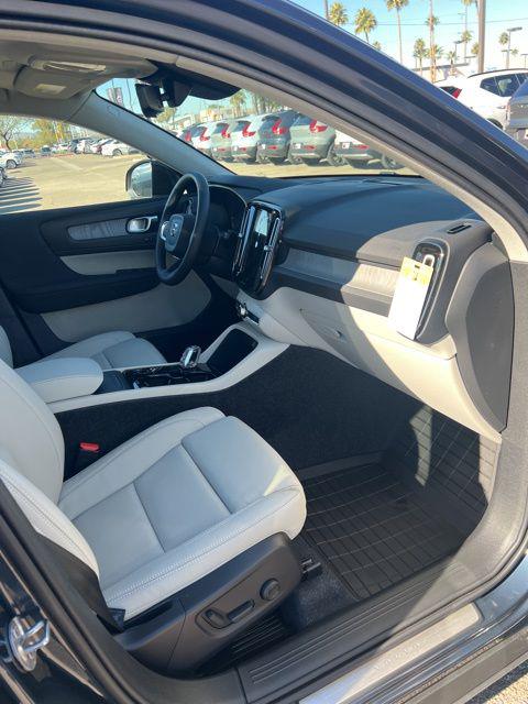 2026 Volvo XC40 Plus, B4 FWD Gas (mild hybrid), Dark