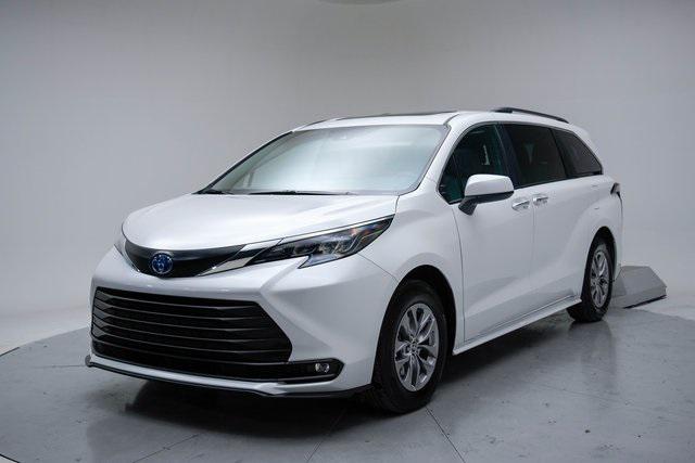 2025 Toyota Sienna XLE's photo