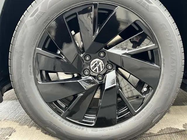 2026 Volkswagen Atlas Cross Sport SE with Technology