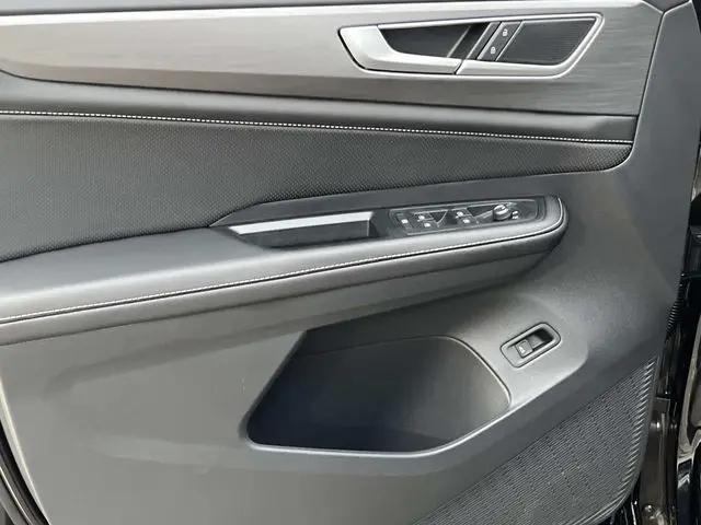 2026 Volkswagen Atlas Cross Sport SE with Technology