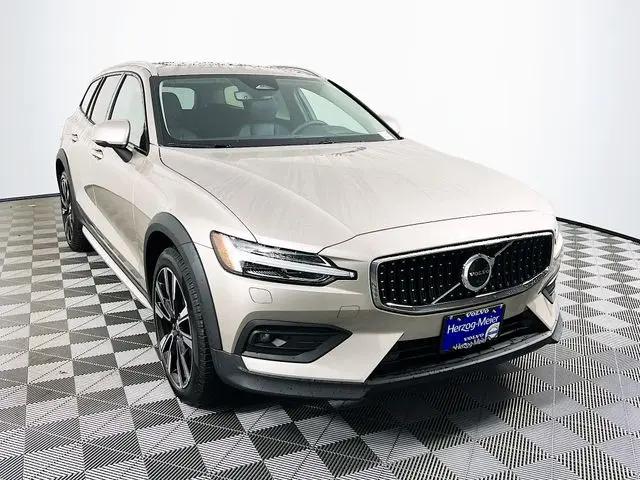 2026 Volvo V60 Cross Country Ultra, B5 AWD Gas (mild hybrid) for sale in Beaverton, OR