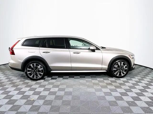 2026 Volvo V60 Cross Country Ultra, B5 AWD Gas (mild hybrid)