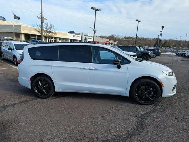 2026 Chrysler Pacifica Select AWD