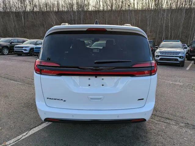 2026 Chrysler Pacifica Select AWD
