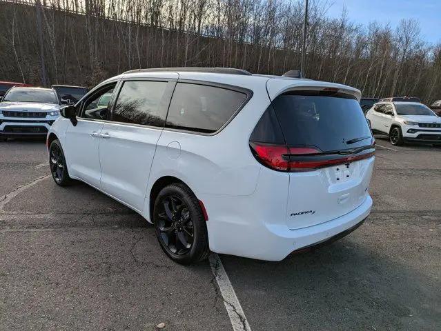 2026 Chrysler Pacifica Select AWD