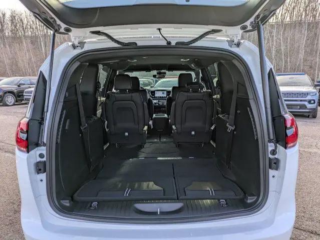 2026 Chrysler Pacifica Select AWD