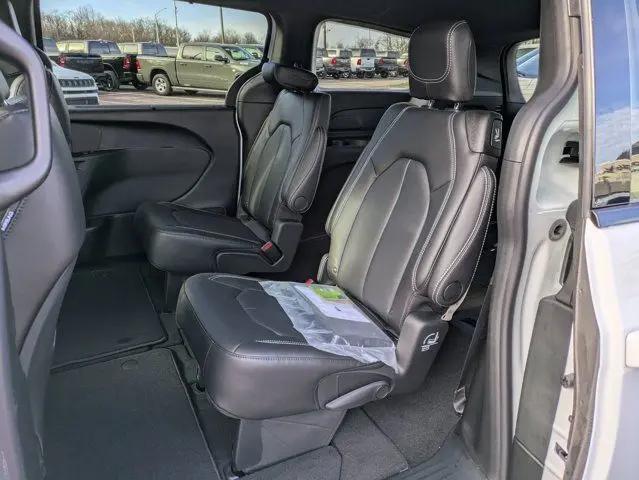 2026 Chrysler Pacifica Select AWD