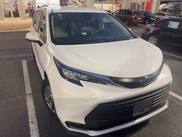 2022 Toyota Sienna LE 2022 Toyota Sienna LE