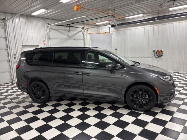 2022 Chrysler Pacifica Limited AWD
