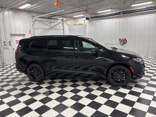2026 Chrysler Pacifica Select AWD
