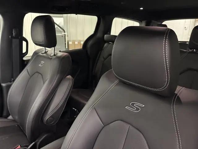 2026 Chrysler Pacifica Select AWD