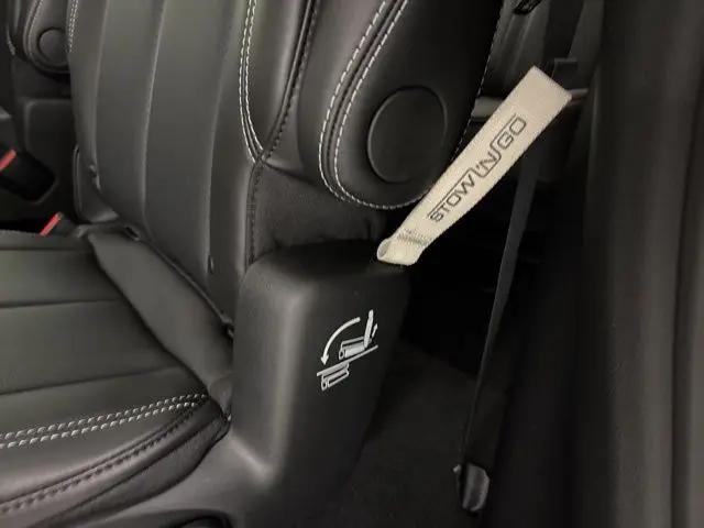 2026 Chrysler Pacifica Select AWD