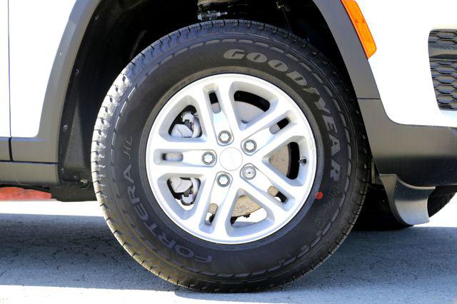 2025 Jeep Grand Cherokee Laredo 4x2