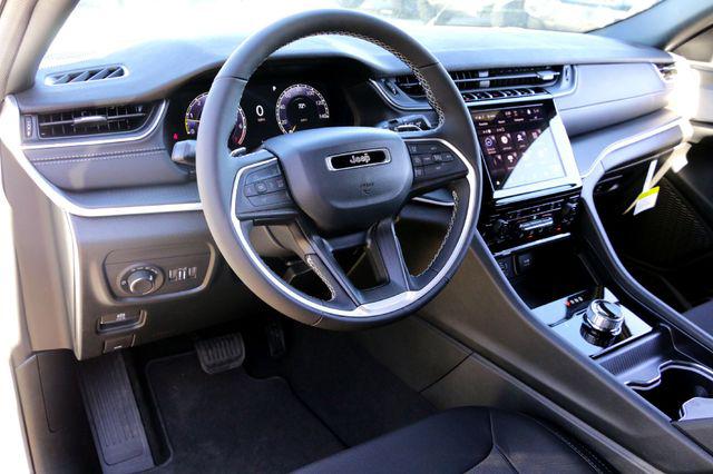 2025 Jeep Grand Cherokee Laredo 4x2