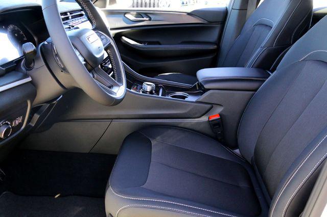 2025 Jeep Grand Cherokee Laredo 4x2