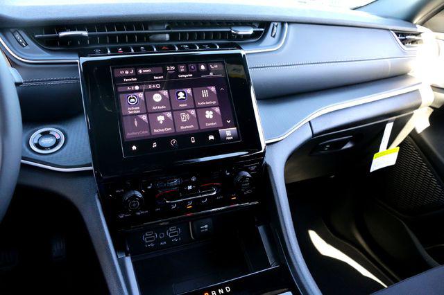 2025 Jeep Grand Cherokee Laredo 4x2