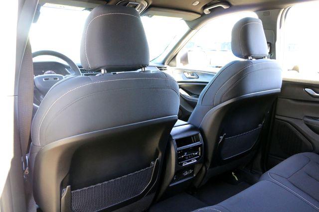 2025 Jeep Grand Cherokee Laredo 4x2