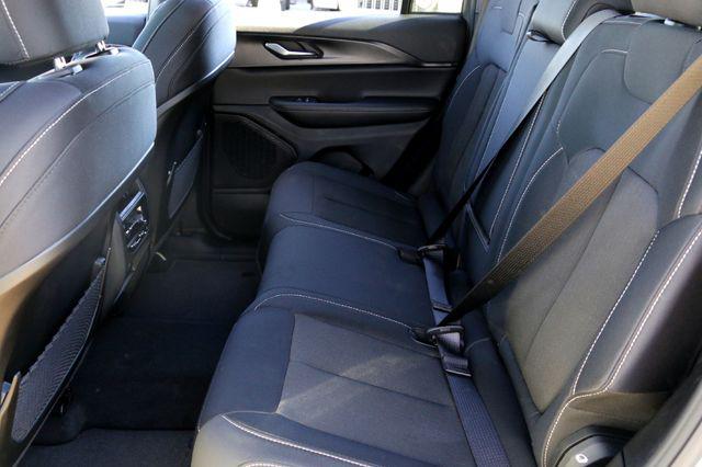 2025 Jeep Grand Cherokee Laredo 4x2
