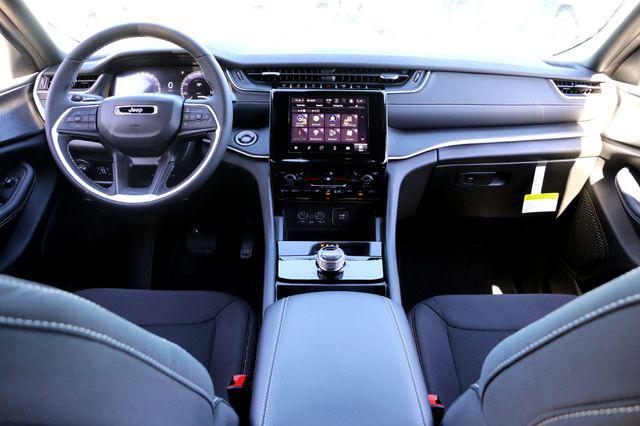 2025 Jeep Grand Cherokee Laredo 4x2