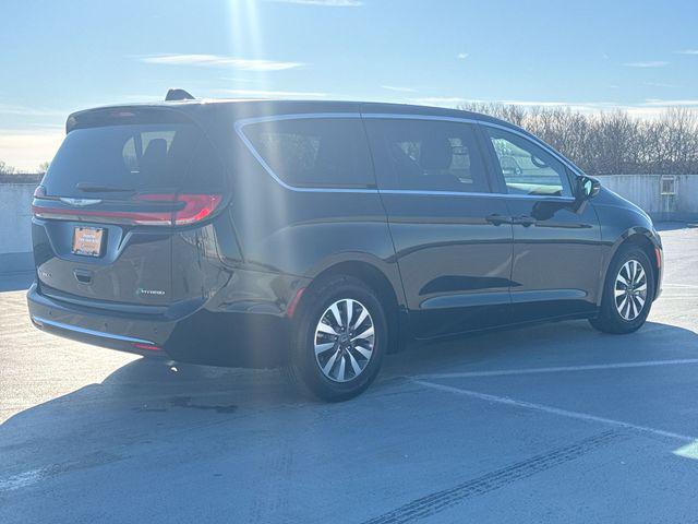 2025 Chrysler Pacifica Hybrid Select