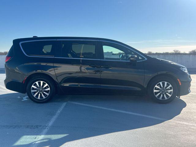 2025 Chrysler Pacifica Hybrid Select