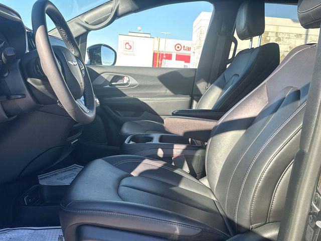 2025 Chrysler Pacifica Hybrid Select
