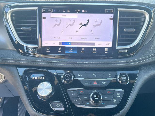 2025 Chrysler Pacifica Hybrid Select