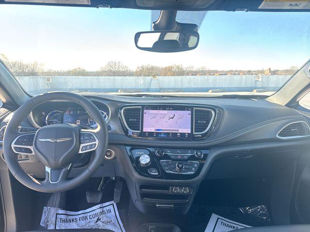 2025 Chrysler Pacifica Hybrid Select