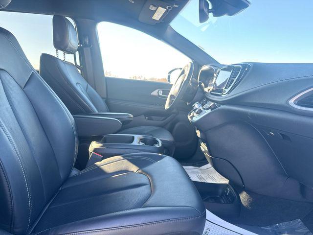 2025 Chrysler Pacifica Hybrid Select
