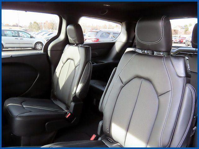 2026 Chrysler Pacifica Select AWD