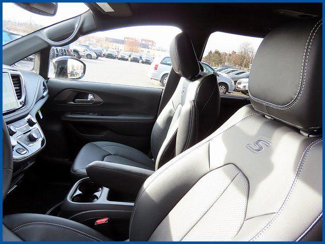 2026 Chrysler Pacifica Select AWD
