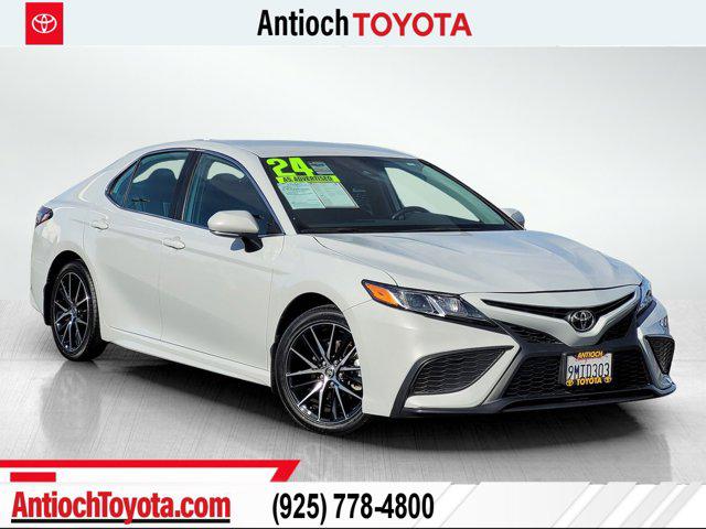 2024 Toyota Camry SE's photo