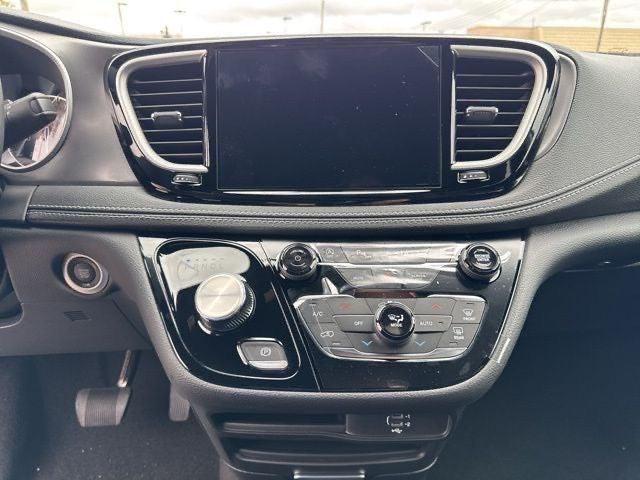 2026 Chrysler Pacifica Select AWD