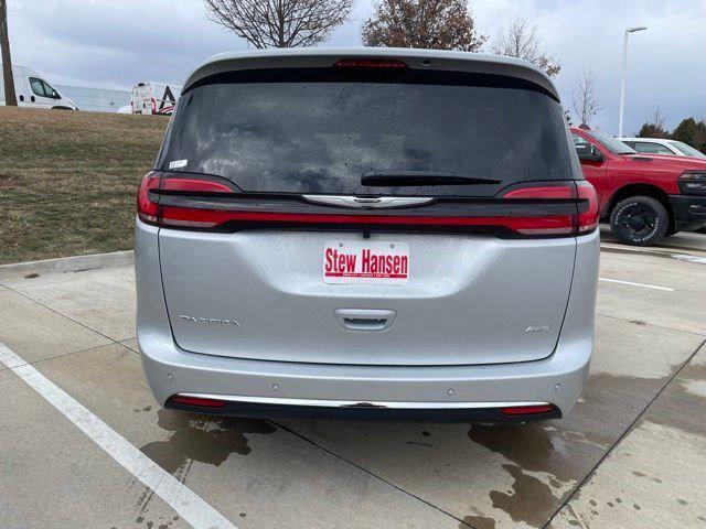 2026 Chrysler Pacifica Select AWD