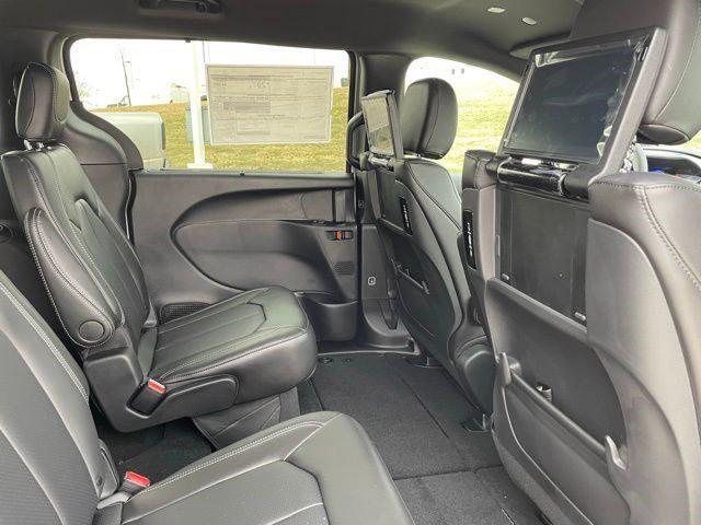 2026 Chrysler Pacifica Select AWD