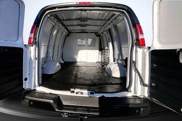 2023 GMC Savana Cargo RWD 3500 Regular Wheelbase Work Van