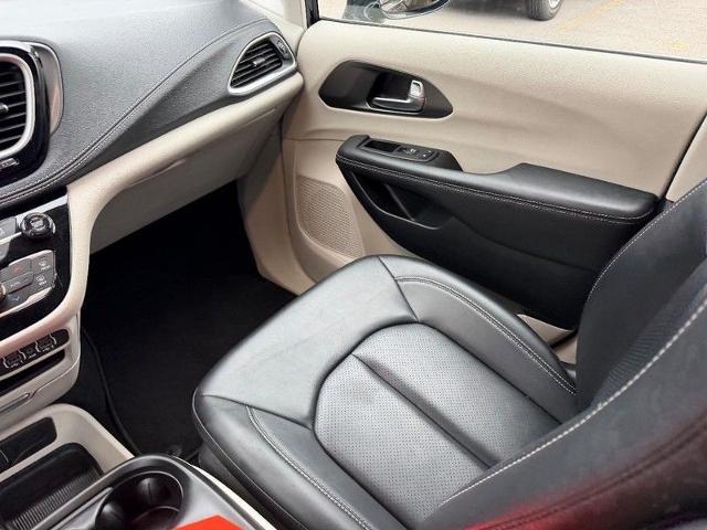 2024 Chrysler Pacifica Hybrid Select