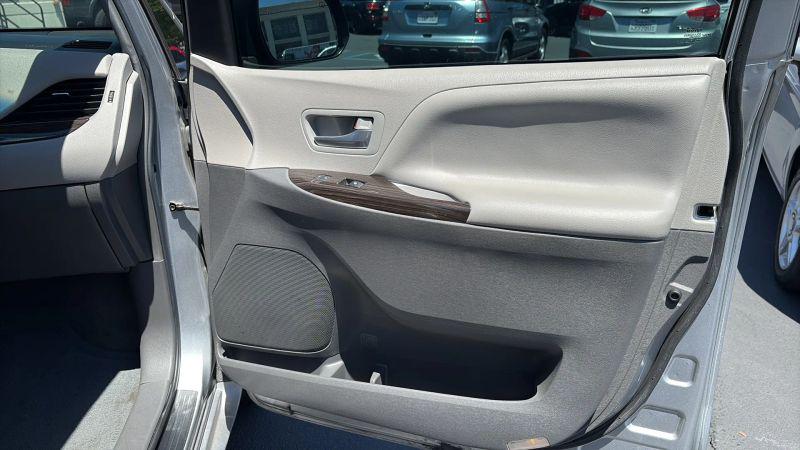 2016 Toyota Sienna XLE 8 Passenger