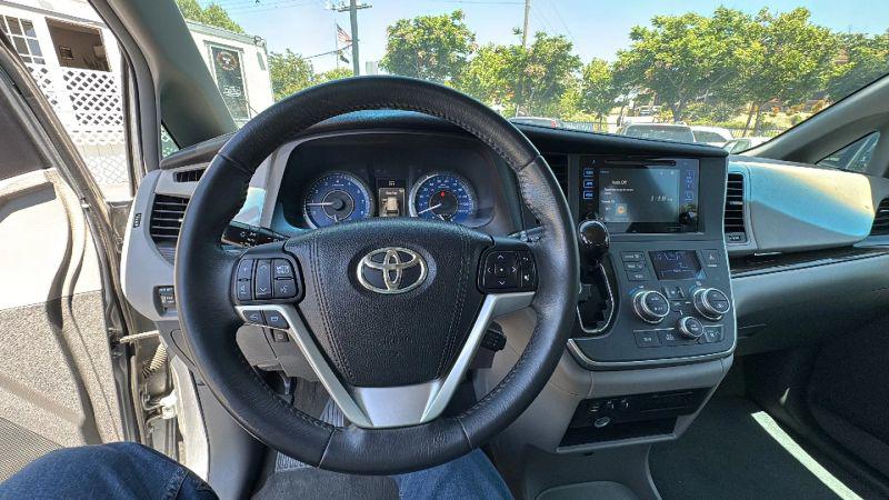2016 Toyota Sienna XLE 8 Passenger